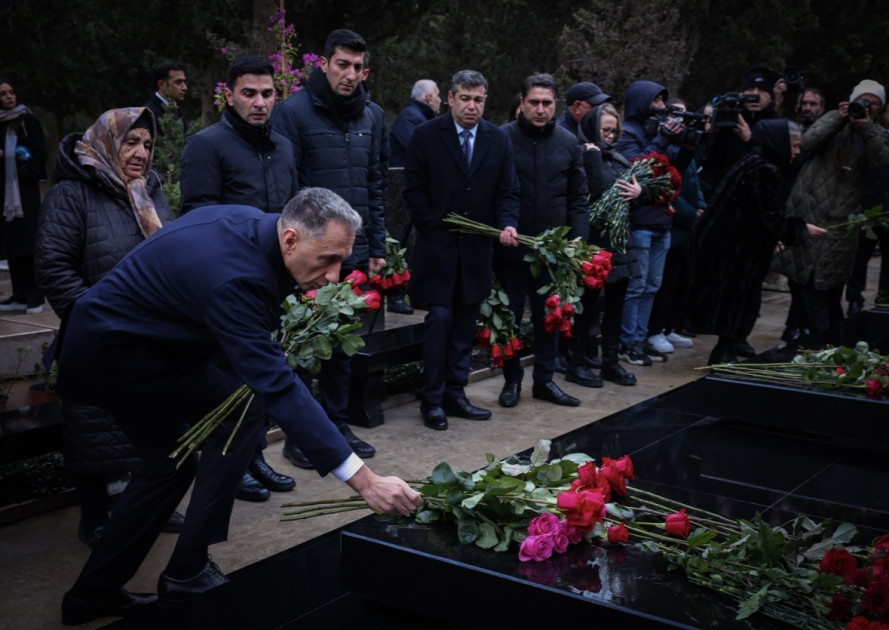 Qəzaya uğrayan AZAL-a məxsus sərnişin təyyarəsinin həlak olan ekipaj üzvlərinin məzarları ziyarət olunub<font color=red> - FOTOLAR</font>