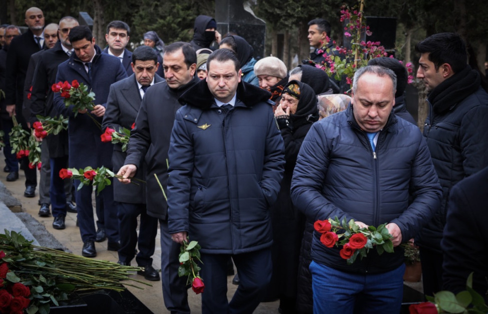 Qəzaya uğrayan AZAL-a məxsus sərnişin təyyarəsinin həlak olan ekipaj üzvlərinin məzarları ziyarət olunub<font color=red> - FOTOLAR</font>