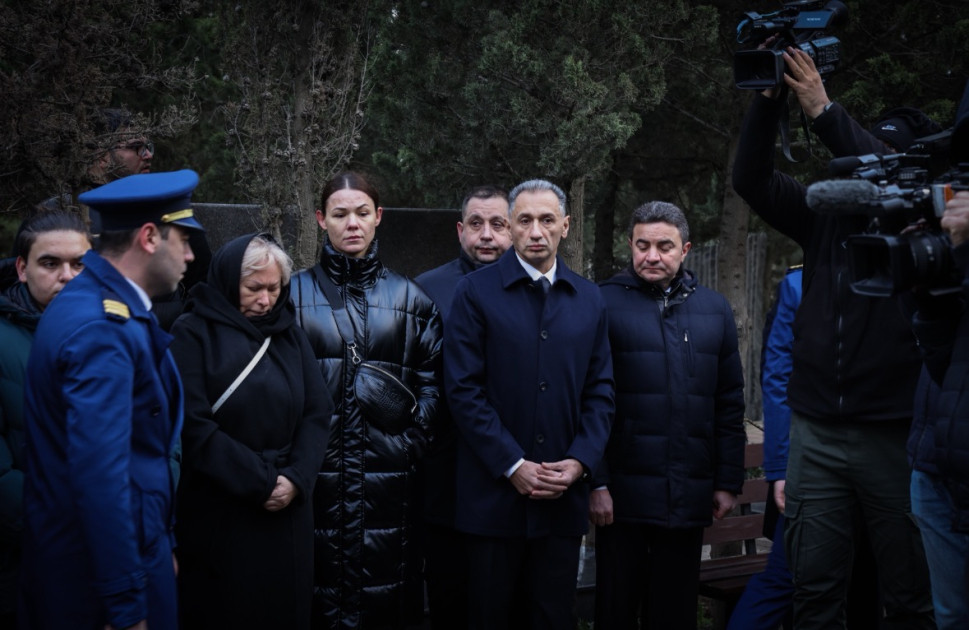 Qəzaya uğrayan AZAL-a məxsus sərnişin təyyarəsinin həlak olan ekipaj üzvlərinin məzarları ziyarət olunub<font color=red> - FOTOLAR</font>