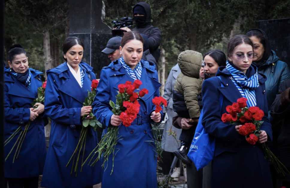 Qəzaya uğrayan AZAL-a məxsus sərnişin təyyarəsinin həlak olan ekipaj üzvlərinin məzarları ziyarət olunub<font color=red> - FOTOLAR</font>