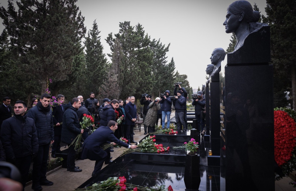 Qəzaya uğrayan AZAL-a məxsus sərnişin təyyarəsinin həlak olan ekipaj üzvlərinin məzarları ziyarət olunub<font color=red> - FOTOLAR</font>