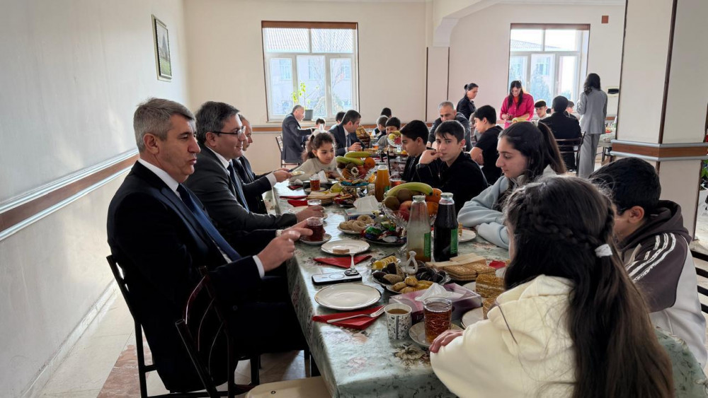 İqtisadiyyat Nazirliyinin nümayəndələri Ordubad şəhər tam orta internat məktəbini ziyarət edib<font color=red> - FOTOLAR</font>