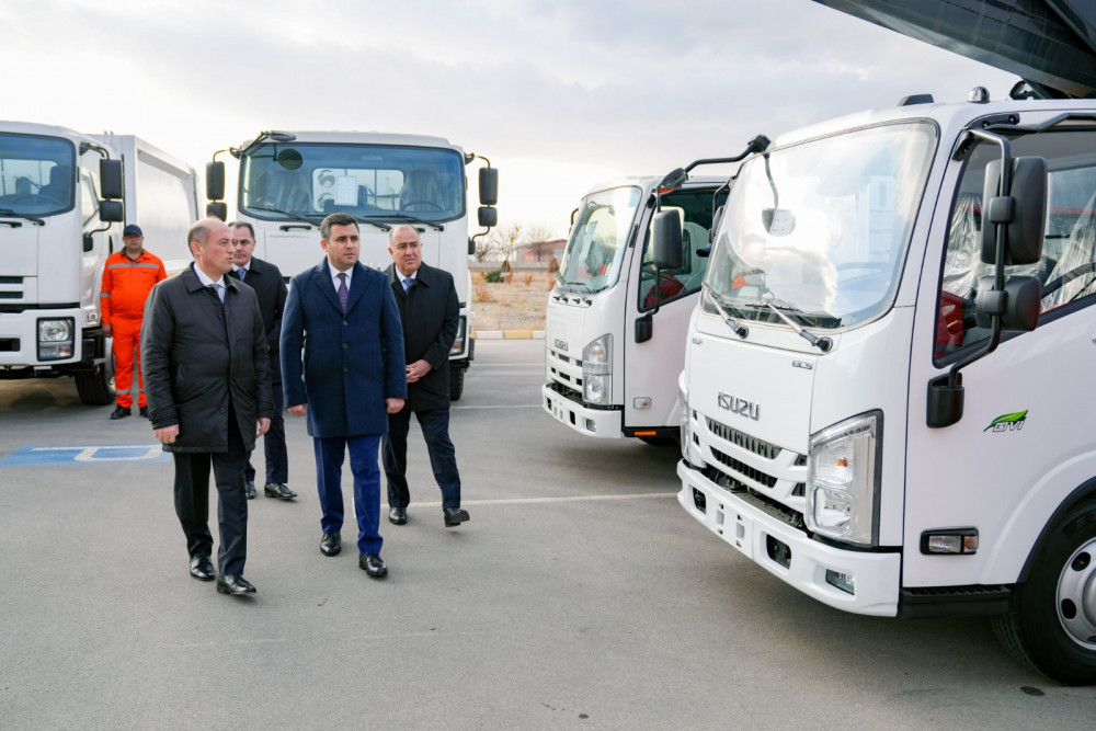 Naxçıvanda icra hakimiyyətlərinə yeni kommunal təyinatlı texnikalar verilib<font color=red> - FOTOLAR</font>