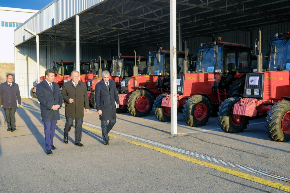 Naxçıvanda yeni kənd təsərrüfatı texnikalarına baxış keçirilib<font color=red> - FOTOLAR</font>