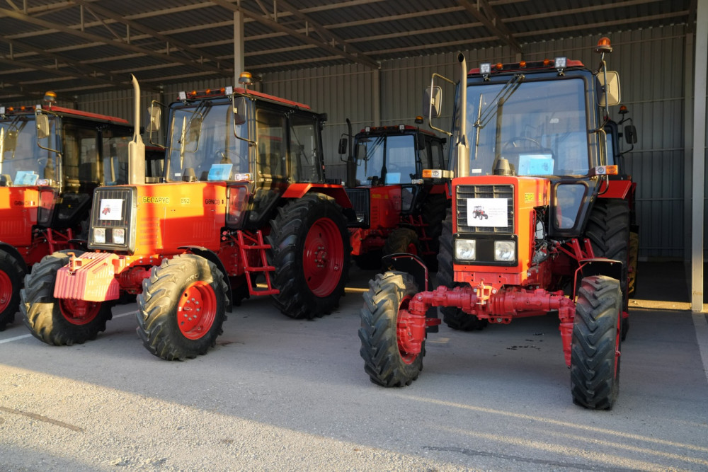 Naxçıvanda yeni kənd təsərrüfatı texnikalarına baxış keçirilib<font color=red> - FOTOLAR</font>