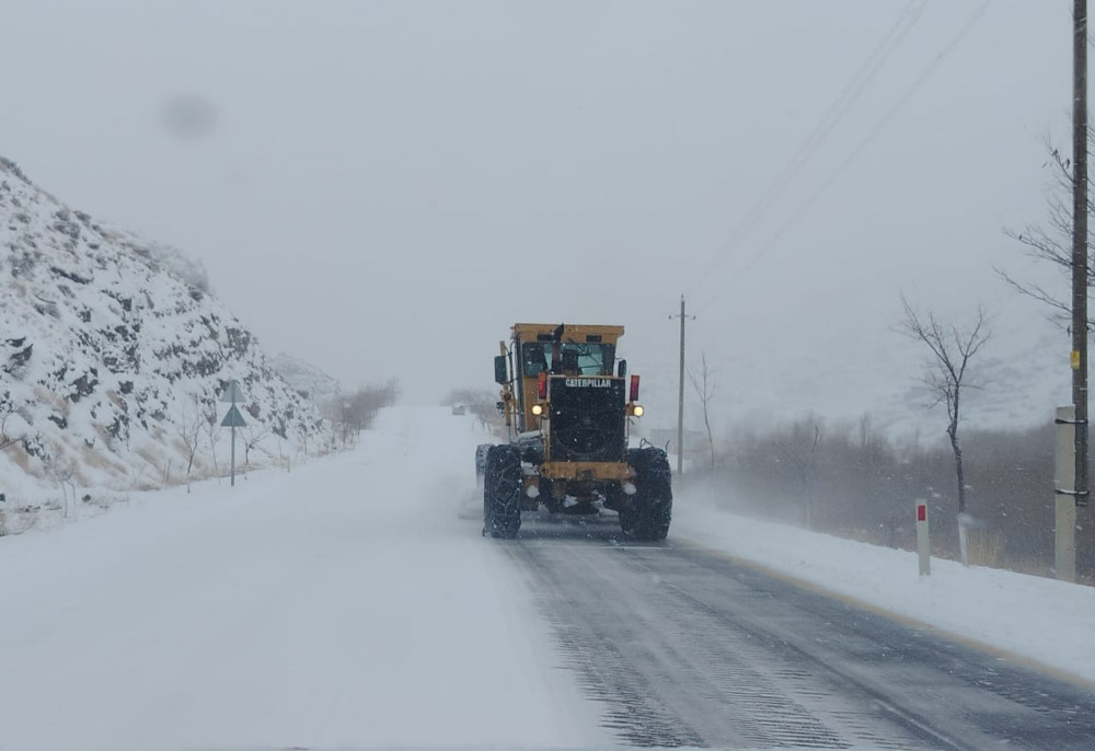 Naxçıvanda respublika və yerli əhəmiyyətli avtomobil yolları qardan təmizlənir <font color=red> - FOTOLAR</font>