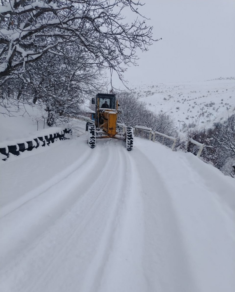 Naxçıvanda respublika və yerli əhəmiyyətli avtomobil yolları qardan təmizlənir <font color=red> - FOTOLAR</font>