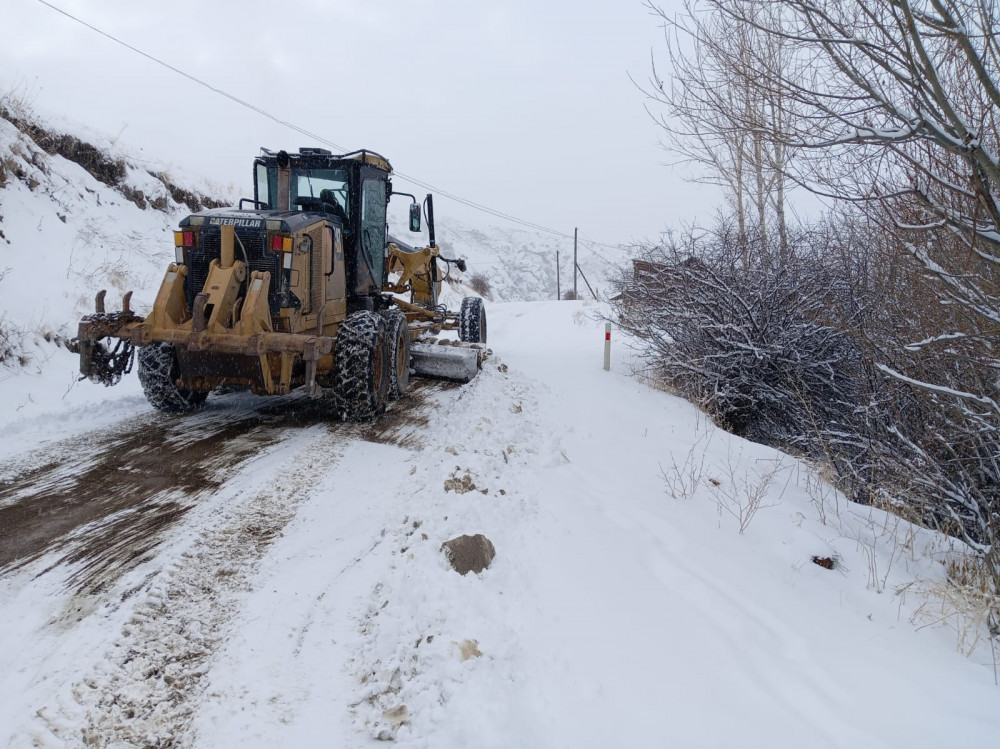 Naxçıvanda respublika və yerli əhəmiyyətli avtomobil yolları qardan təmizlənir <font color=red> - FOTOLAR</font>