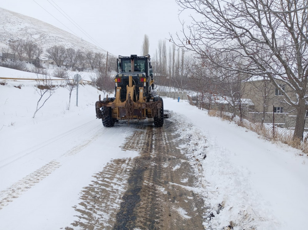 Naxçıvanda respublika və yerli əhəmiyyətli avtomobil yolları qardan təmizlənir <font color=red> - FOTOLAR</font>