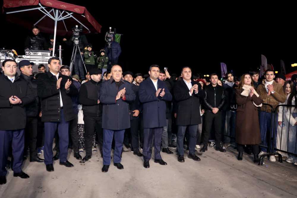 Naxçıvanda Dünya Azərbaycanlılarının Həmrəyliyi Günü və Yeni il münasibətilə möhtəşəm atəşfəşanlıq olub<font color='red'> - YENİLƏNİB</font><font color=red> - FOTOLAR</font>