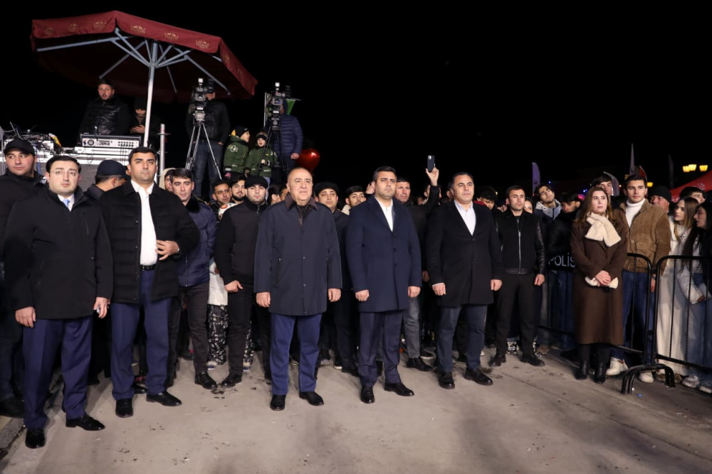 Naxçıvanda Dünya Azərbaycanlılarının Həmrəyliyi Günü və Yeni il münasibətilə möhtəşəm atəşfəşanlıq olub<font color='red'> - YENİLƏNİB</font><font color=red> - FOTOLAR</font>