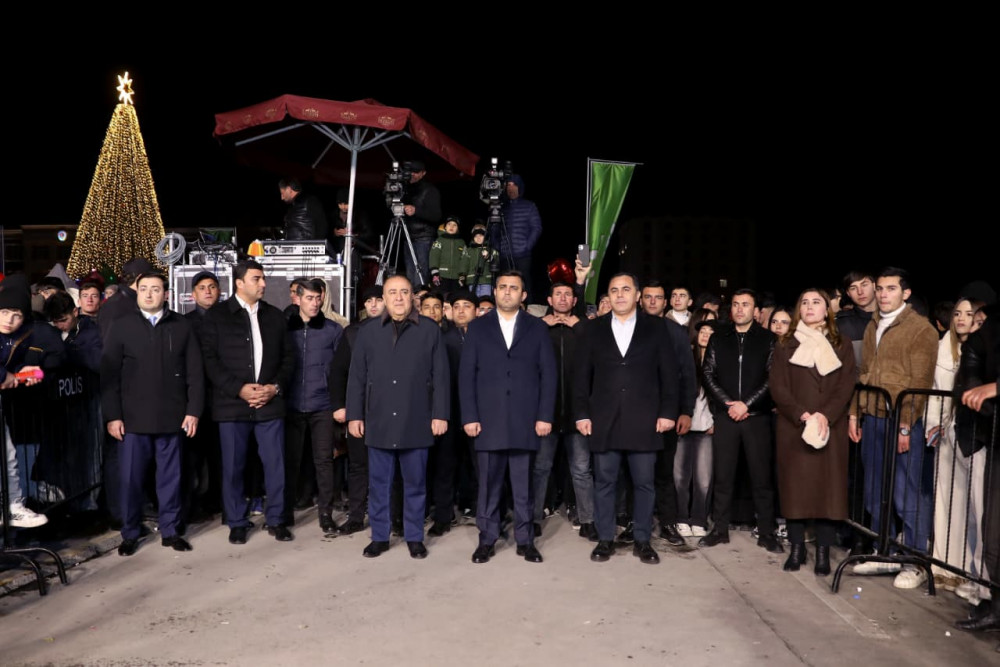 Naxçıvanda Dünya Azərbaycanlılarının Həmrəyliyi Günü və Yeni il münasibətilə möhtəşəm atəşfəşanlıq olub<font color='red'> - YENİLƏNİB</font><font color=red> - FOTOLAR</font>