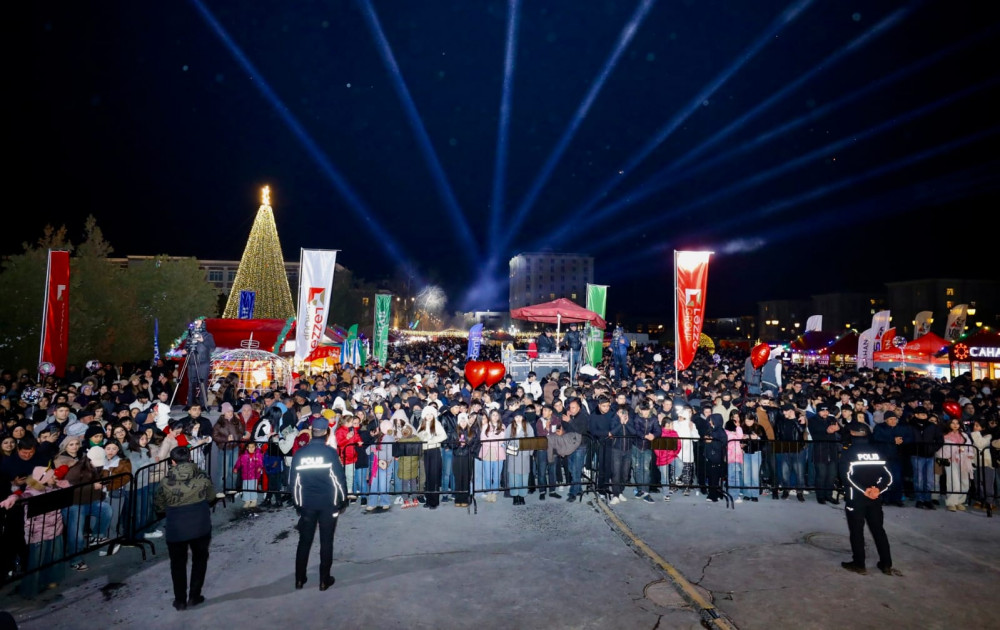 Naxçıvanda Dünya Azərbaycanlılarının Həmrəyliyi Günü və Yeni il münasibətilə möhtəşəm atəşfəşanlıq olub<font color='red'> - YENİLƏNİB</font><font color=red> - FOTOLAR</font>