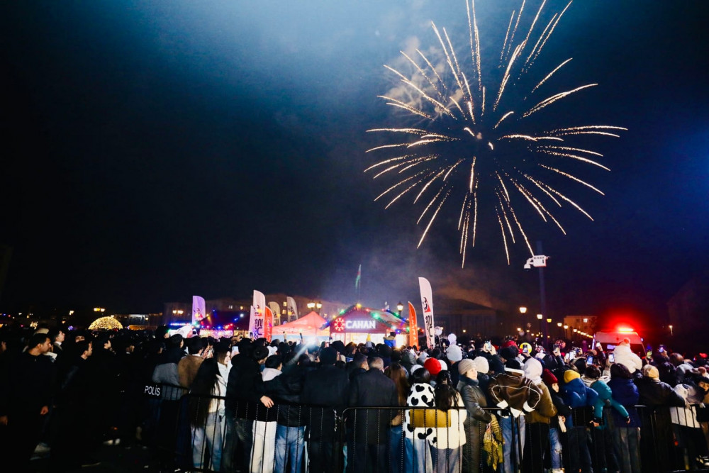 Naxçıvanda Dünya Azərbaycanlılarının Həmrəyliyi Günü və Yeni il münasibətilə möhtəşəm atəşfəşanlıq olub<font color='red'> - YENİLƏNİB</font><font color=red> - FOTOLAR</font>