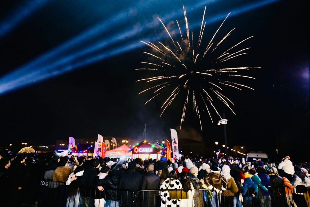 Naxçıvanda Dünya Azərbaycanlılarının Həmrəyliyi Günü və Yeni il münasibətilə möhtəşəm atəşfəşanlıq olub<font color='red'> - YENİLƏNİB</font><font color=red> - FOTOLAR</font>