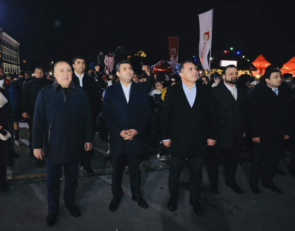 Naxçıvanda Dünya Azərbaycanlılarının Həmrəyliyi Günü və Yeni il münasibətilə möhtəşəm atəşfəşanlıq olub<font color='red'> - YENİLƏNİB</font><font color=red> - FOTOLAR</font>