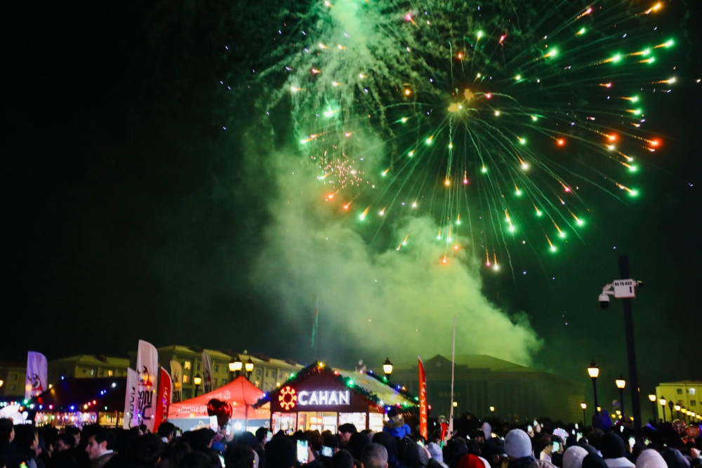 Naxçıvanda Dünya Azərbaycanlılarının Həmrəyliyi Günü və Yeni il münasibətilə möhtəşəm atəşfəşanlıq olub<font color='red'> - YENİLƏNİB</font><font color=red> - FOTOLAR</font>