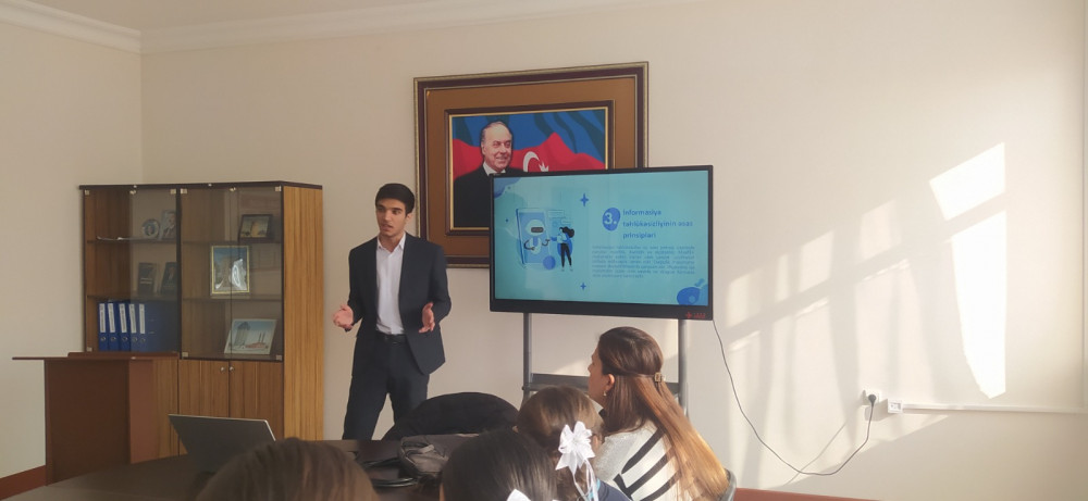 Ümumi təhsil müəssisələrində rəqəmsal savadlılıq üzrə təlimlərə start verilib<font color=red> - FOTOLAR</font>