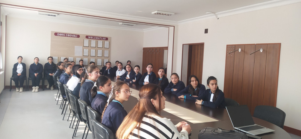 Ümumi təhsil müəssisələrində rəqəmsal savadlılıq üzrə təlimlərə start verilib<font color=red> - FOTOLAR</font>