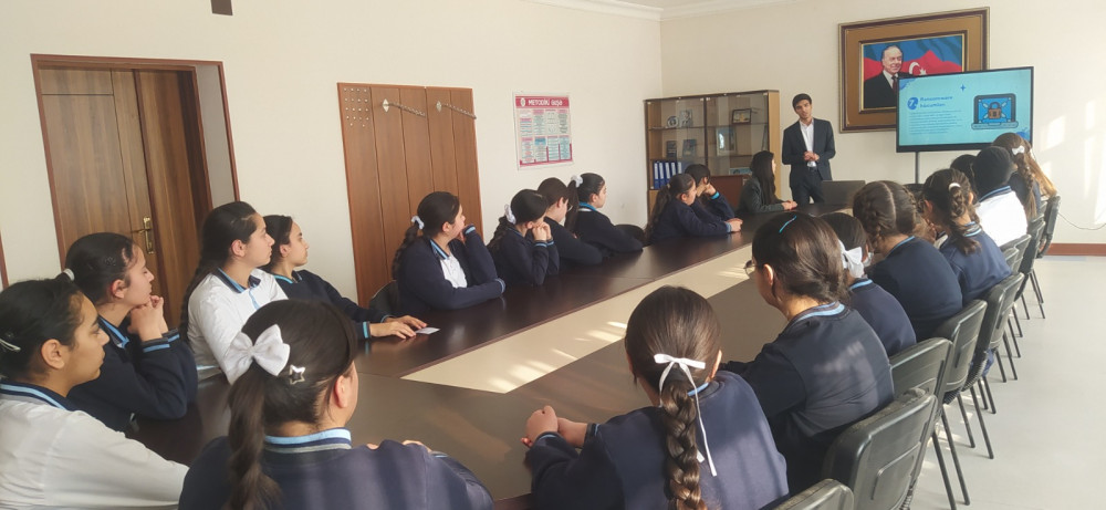 Ümumi təhsil müəssisələrində rəqəmsal savadlılıq üzrə təlimlərə start verilib<font color=red> - FOTOLAR</font>