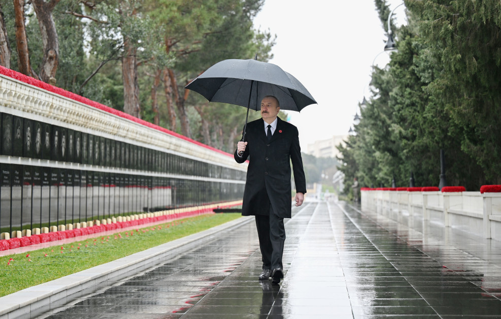 Prezident İlham Əliyev 20 Yanvar şəhidlərinin xatirəsini yad edib<font color=red> - FOTOLAR</font>