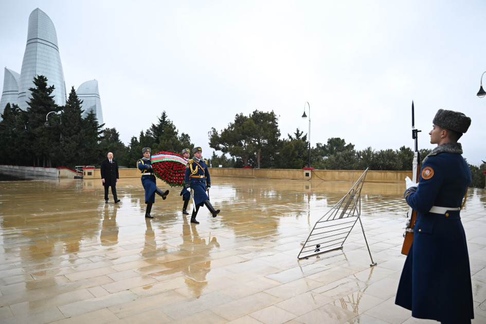 Prezident İlham Əliyev 20 Yanvar şəhidlərinin xatirəsini yad edib<font color=red> - FOTOLAR</font>