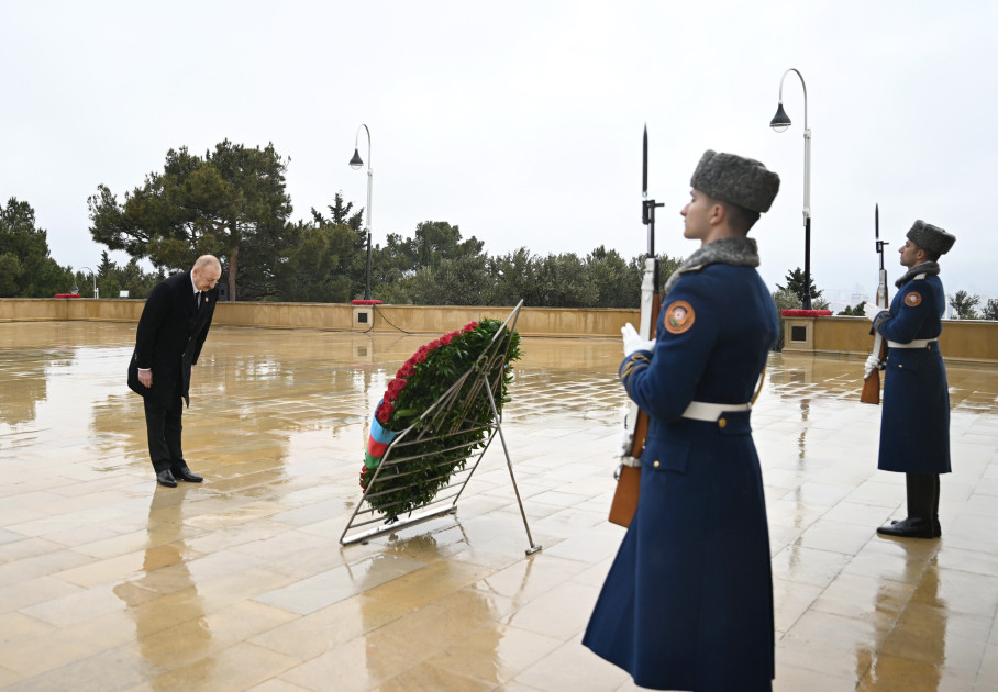 Prezident İlham Əliyev 20 Yanvar şəhidlərinin xatirəsini yad edib<font color=red> - FOTOLAR</font>