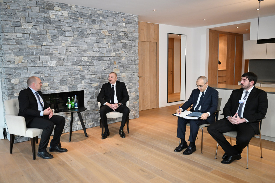 Prezident İlham Əliyev Davosda “Vestas Wind Systems” şirkətinin marketinq, kommunikasiya, davamlılıq və ictimaiyyətlə əlaqələr üzrə qrupunun baş vitse-prezidenti ilə görüşüb<font color=red> - FOTOLAR</font>