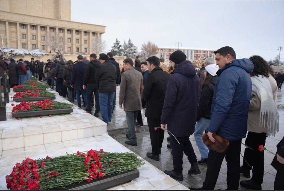 Naxçıvan televiziyasının kollektivi Şəhidlər xiyabanını ziyarət edib<font color=red> - FOTOLAR</font>
