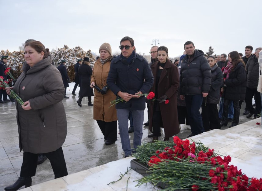 Naxçıvan televiziyasının kollektivi Şəhidlər xiyabanını ziyarət edib<font color=red> - FOTOLAR</font>