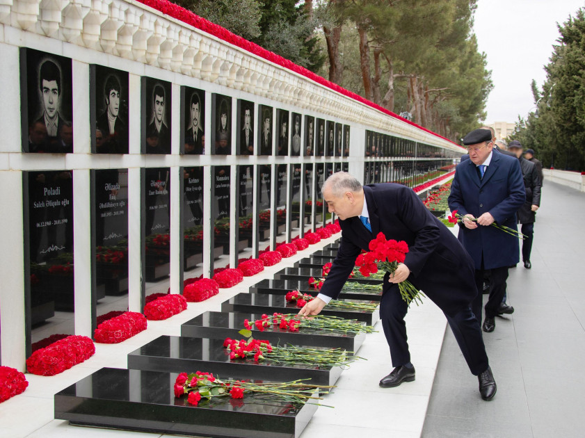 DTX-nin əməkdaşları Şəhidlər xiyabanını ziyarət ediblər <font color=red> - FOTOLAR</font>