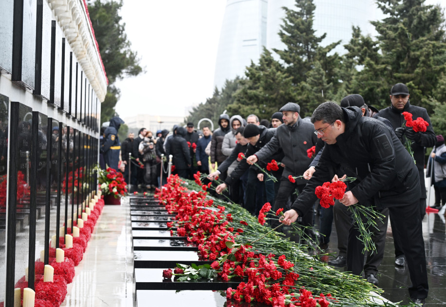 Medianın İnkişafı Agentliyinin nümayəndələri Şəhidlər xiyabanını ziyarət ediblər<font color=red> - FOTOLAR</font>
