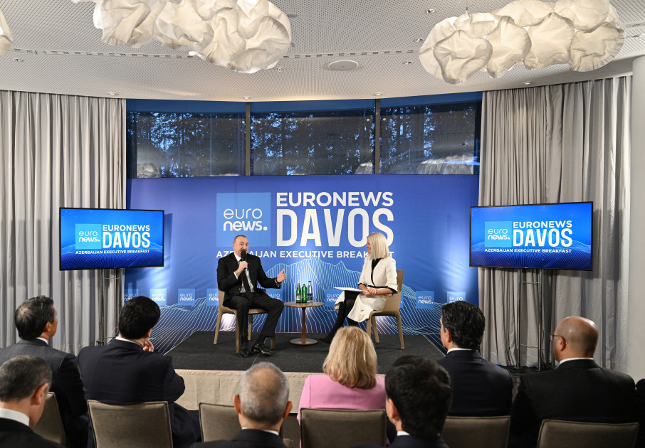 Prezident İlham Əliyev Davosda “Azərbaycan rəhbərliyi ilə səhər yeməyi” adlı tədbirdə iştirak edib<font color=red> - FOTOLAR</font>