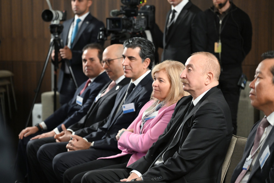 Prezident İlham Əliyev Davosda “Azərbaycan rəhbərliyi ilə səhər yeməyi” adlı tədbirdə iştirak edib<font color=red> - FOTOLAR</font>