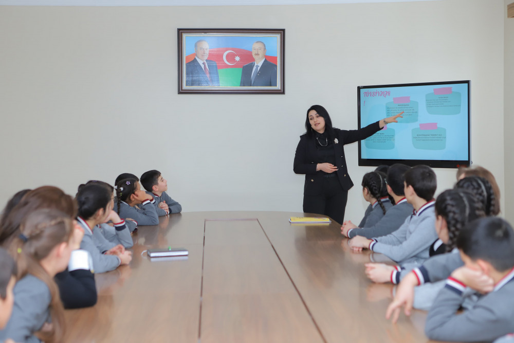 Muxtar respublikanın ümumtəhsil məktəblərində maliyyə savadlılığının artırılmasına dair təlimlər keçirilir<font color=red> - FOTOLAR</font>