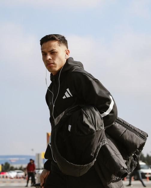 “Qarabağ” "Liverpul"la oyun üçün İngiltərəyə yollanıb <font color=red> - FOTOLAR</font>