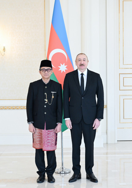 Prezident İlham Əliyev İndoneziyanın Azərbaycanda yeni təyin olunmuş səfirinin etimadnaməsini qəbul edib <font color=red> - FOTOLAR</font>