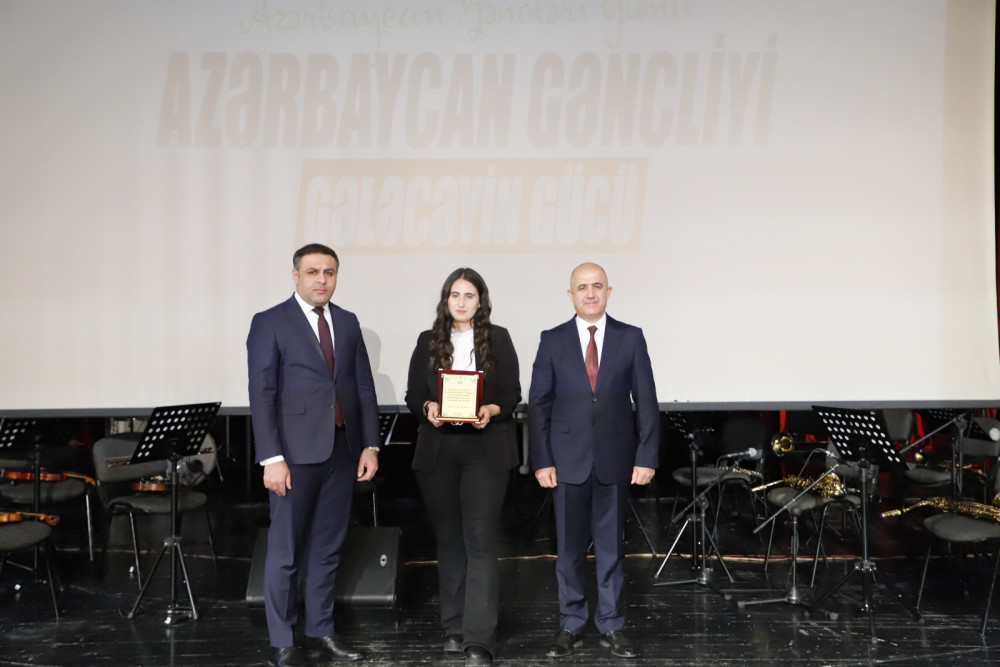 Naxçıvanda Gənclər Günü müsanibətilə bir qrup gənc təltif edilib<font color=red> - FOTOLAR</font>