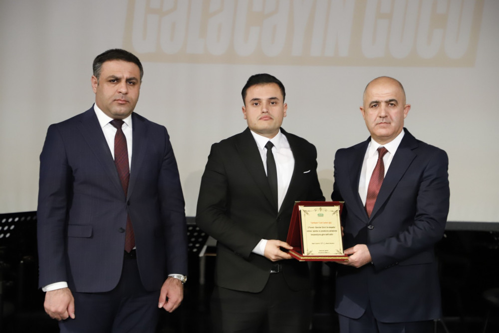 Naxçıvanda Gənclər Günü müsanibətilə bir qrup gənc təltif edilib<font color=red> - FOTOLAR</font>