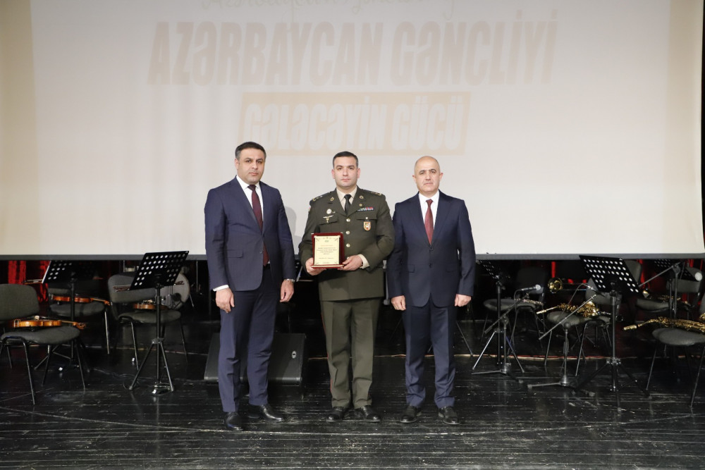 Naxçıvanda Gənclər Günü müsanibətilə bir qrup gənc təltif edilib<font color=red> - FOTOLAR</font>