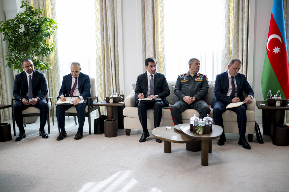 Prezident İlham Əliyevin Əbu-Dabidə Birləşmiş Ərəb Əmirliklərinin Prezidenti ilə görüşü olub<font color=red> - FOTOLAR</font>