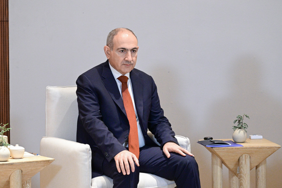 Azərbaycan Prezidenti İlham Əliyevin Əbu-Dabidə Ermənistanın Baş naziri ilə geniş tərkibdə görüşü keçirilib <font color='red'> - YENİLƏNƏCƏK</font><font color=red> - FOTOLAR</font>