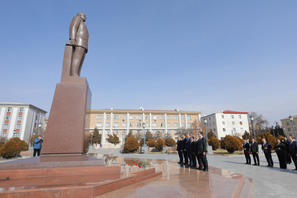 Ümummilli Lider Heydər Əliyevin abidəsi və Heydər Əliyev Muzeyi ziyarət olunub<font color=red> - FOTOLAR</font>