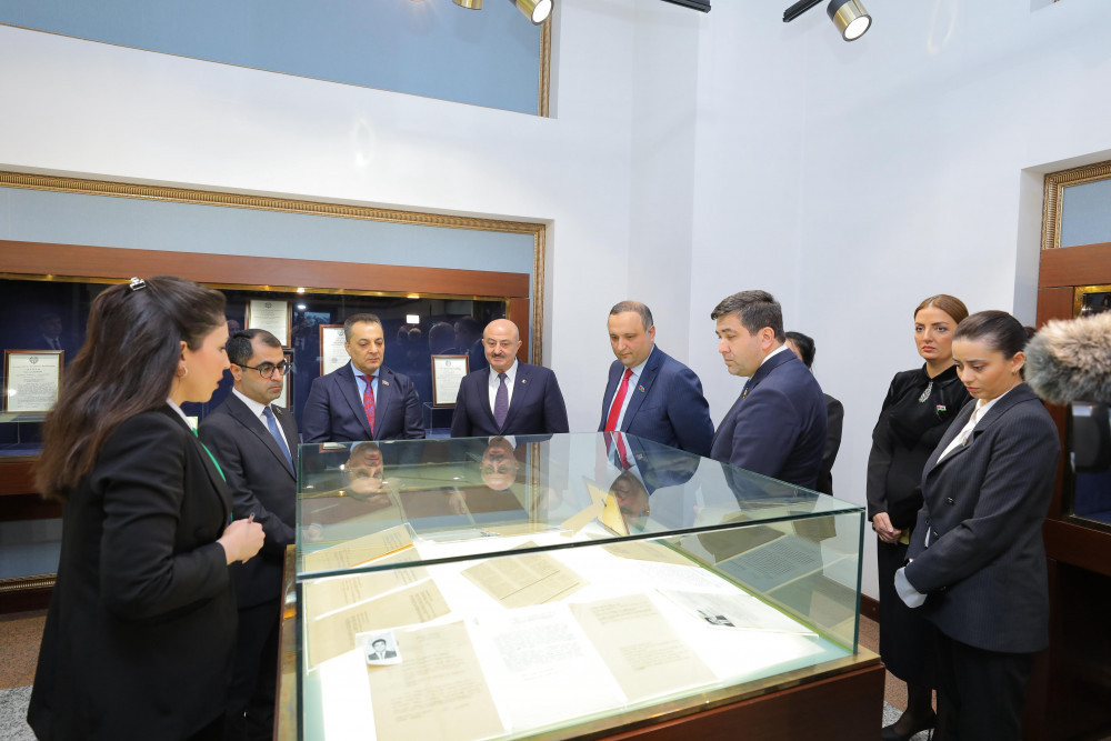 Ümummilli Lider Heydər Əliyevin abidəsi və Heydər Əliyev Muzeyi ziyarət olunub<font color=red> - FOTOLAR</font>