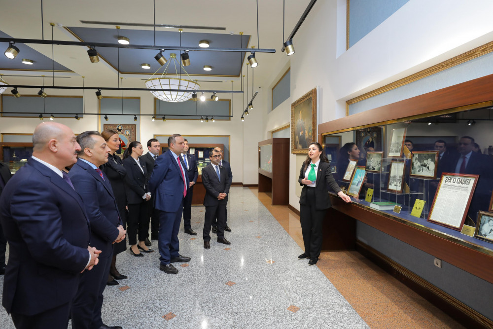 Ümummilli Lider Heydər Əliyevin abidəsi və Heydər Əliyev Muzeyi ziyarət olunub<font color=red> - FOTOLAR</font>