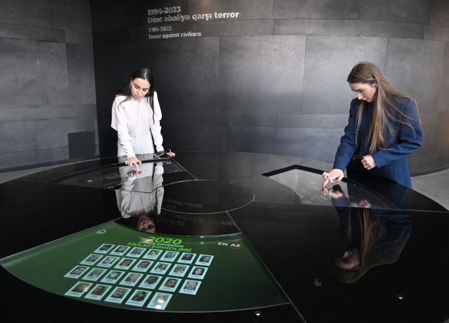 Leyla Əliyeva və Alena Əliyeva Gəncə Memorial Kompleksini və Milli Qəhrəman Natiq Qasımovun ailəsini ziyarət ediblər<font color=red> - FOTOLAR</font>