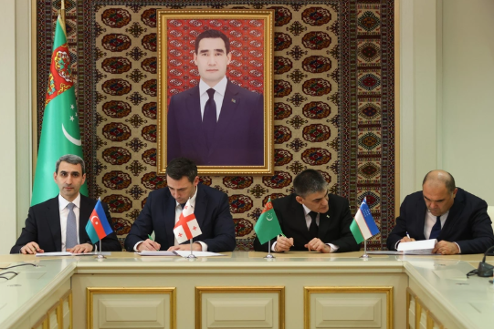 Orta Dəhlizdə rəqəmsallaşma və yükdaşımanın inkişafına dair protokol imzalanıb<font color=red> - FOTOLAR</font>