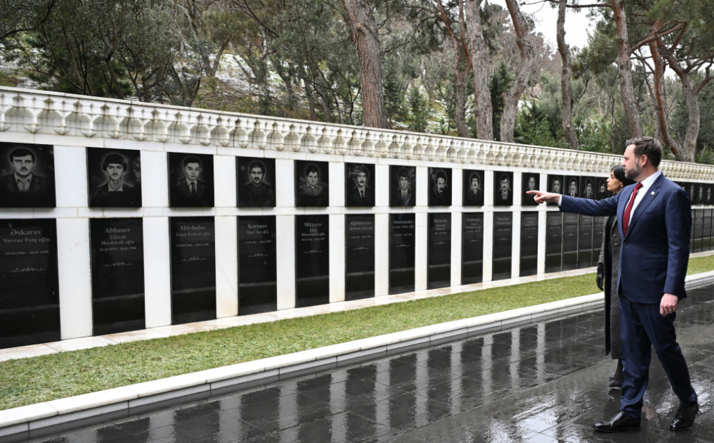 Amerika Birləşmiş Ştatlarının Vitse-prezidenti Cey. Di. Vens Şəhidlər xiyabanını ziyarət edib<font color=red> - FOTOLAR</font>