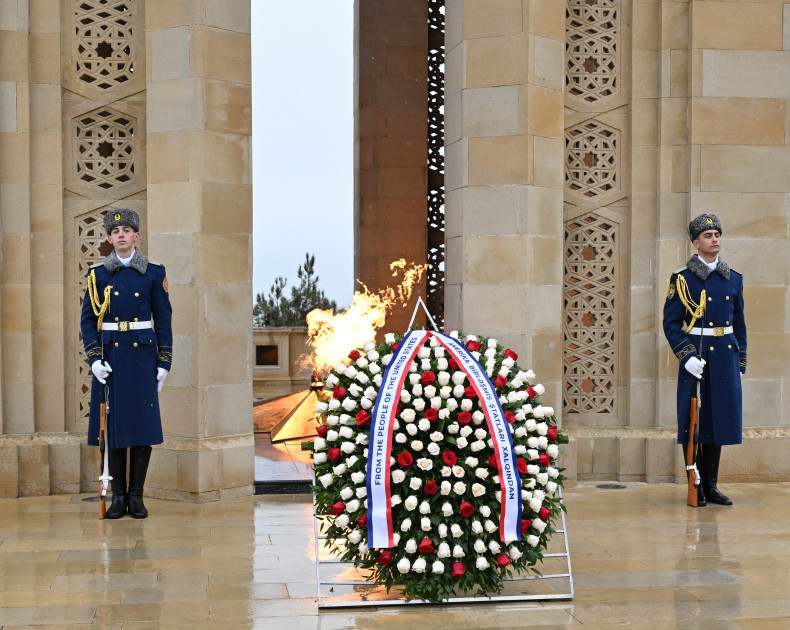 Amerika Birləşmiş Ştatlarının Vitse-prezidenti Cey. Di. Vens Şəhidlər xiyabanını ziyarət edib<font color=red> - FOTOLAR</font>