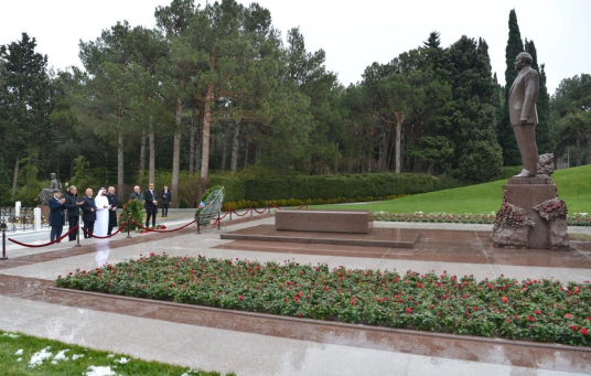 Ərəb Parlamentinin prezidenti Fəxri xiyabanı və Zəfər parkını ziyarət edib<font color=red> - FOTOLAR</font>